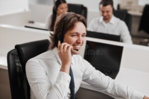 pessoa falando ao telefone com operadora oi