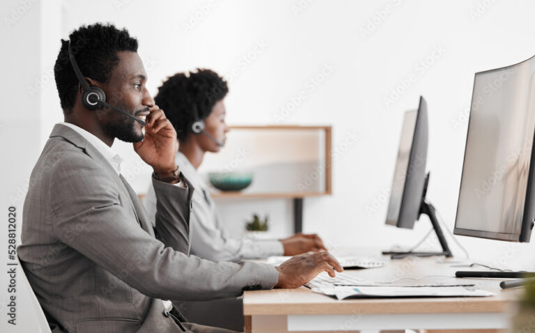 Como É Trabalhar Com Telemarketing: Quais São Os Desafios 2 pessoa falando ao telefone em call center