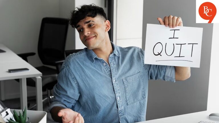 pessoa fazendo sinal de desistencia em escritorio