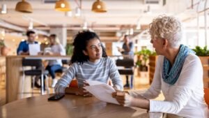 pessoa feliz abrindo negocio proprio seguro desemprego