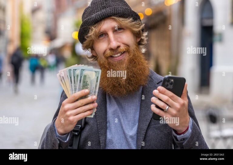 pessoa feliz calculando financas durante ferias