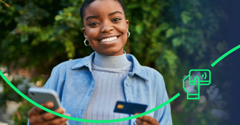 Posso Receber Seguro Desemprego e Trabalhar ao Mesmo Tempo 3 pessoa feliz com carteira de trabalho aberta