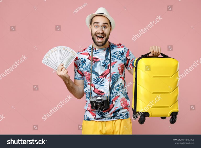 Quem Tira Férias Pode Receber Adiantamento Salarial 27 pessoa feliz com mala e dinheiro na mao