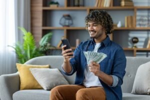 pessoa feliz olhando extrato bancario no celular