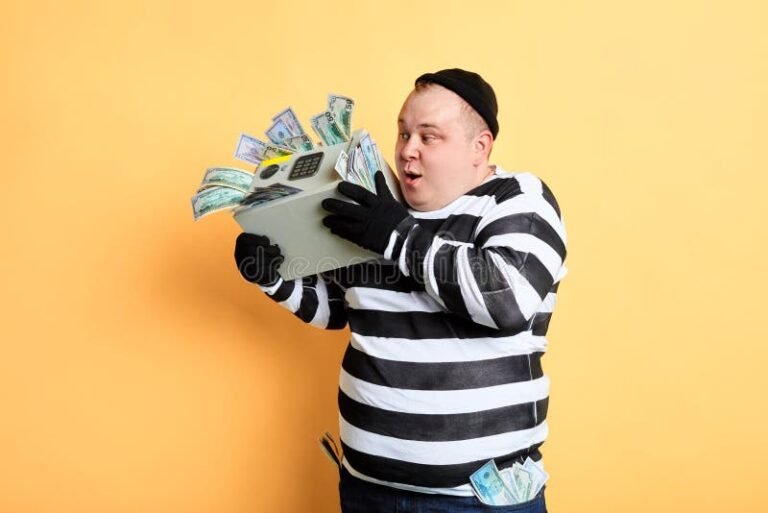 Quando Posso Fazer Saque do FGTS Após Demissão Sem Justa Causa 21 pessoa feliz retirando dinheiro do cofre