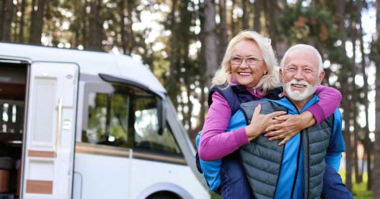 pessoa feliz saindo do escritorio abruptamente