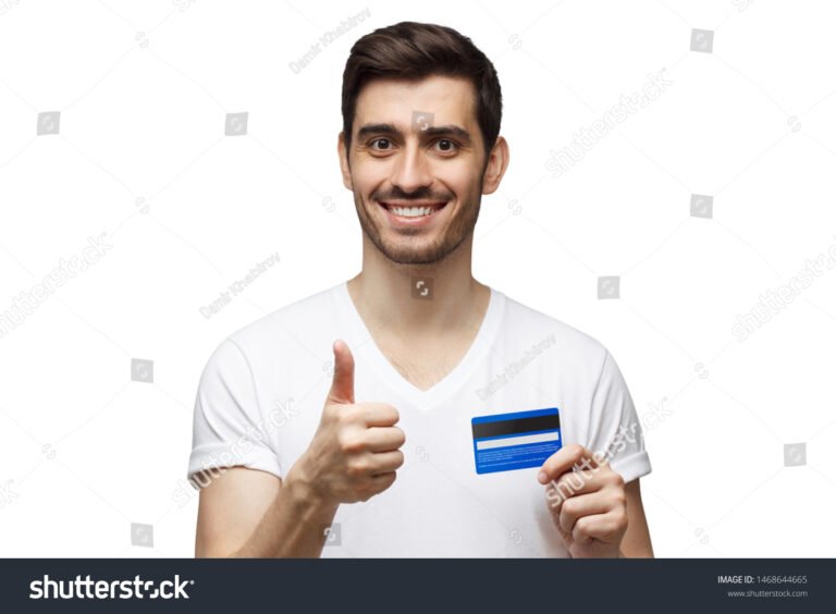 pessoa feliz segurando cartao de credito aprovado