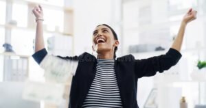 pessoa feliz segurando salario crescente