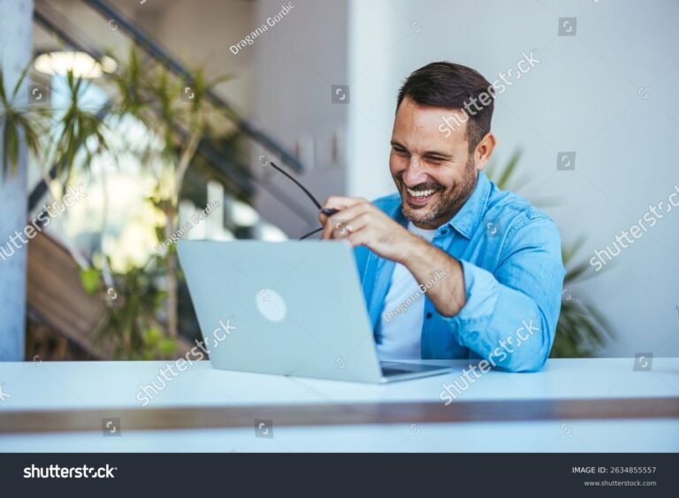 pessoa feliz usando laptop em escritorio iluminado