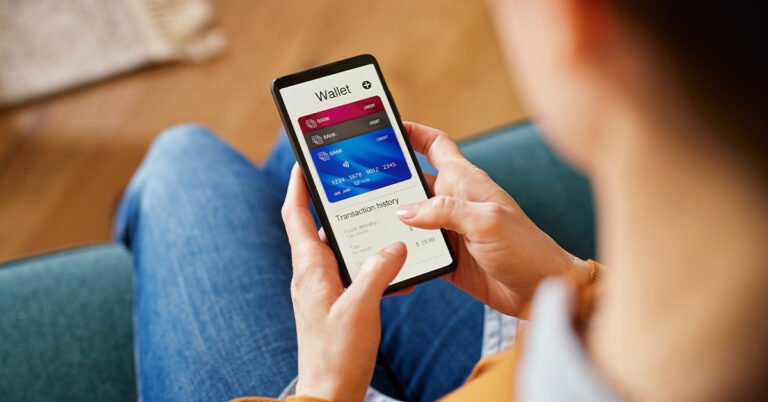 pessoa olhando carteira digital no celular