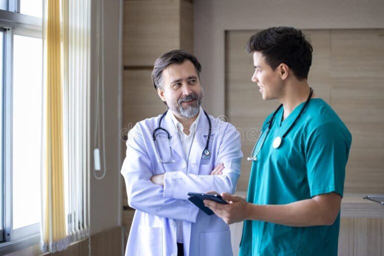 Posso Pedir Aposentadoria por Invalidez se Já Recebo Auxílio-Doença 11 pessoa pensativa consultando documentos medicos