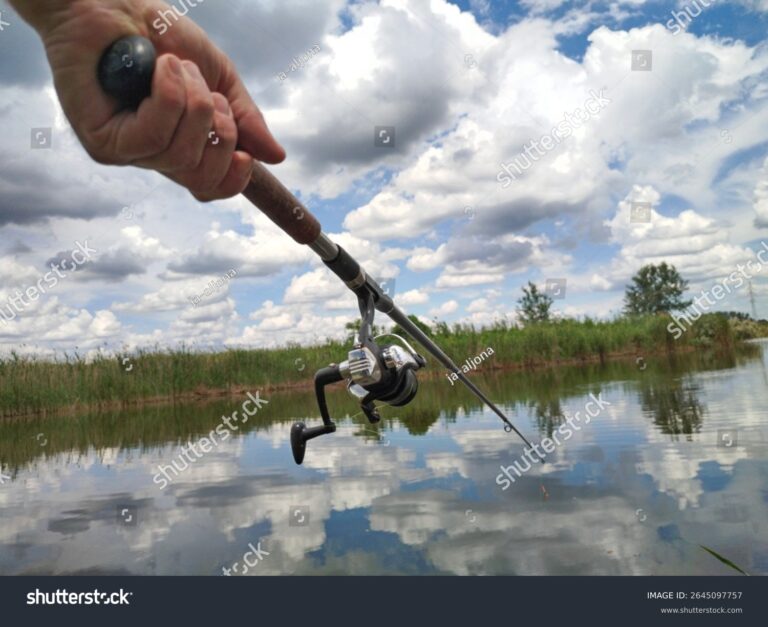 pessoa pescando a mao em rio calmo