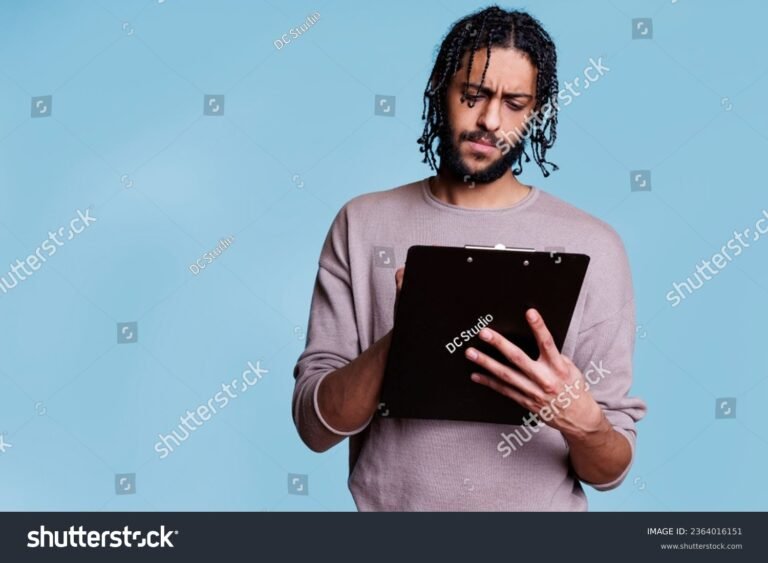 pessoa preenchendo formulario com expressao concentrada