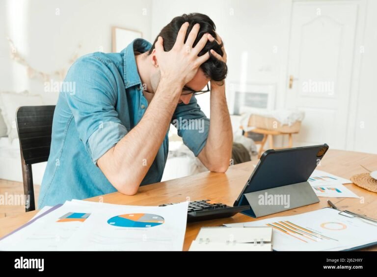 pessoa preocupada olhando contas em mesa