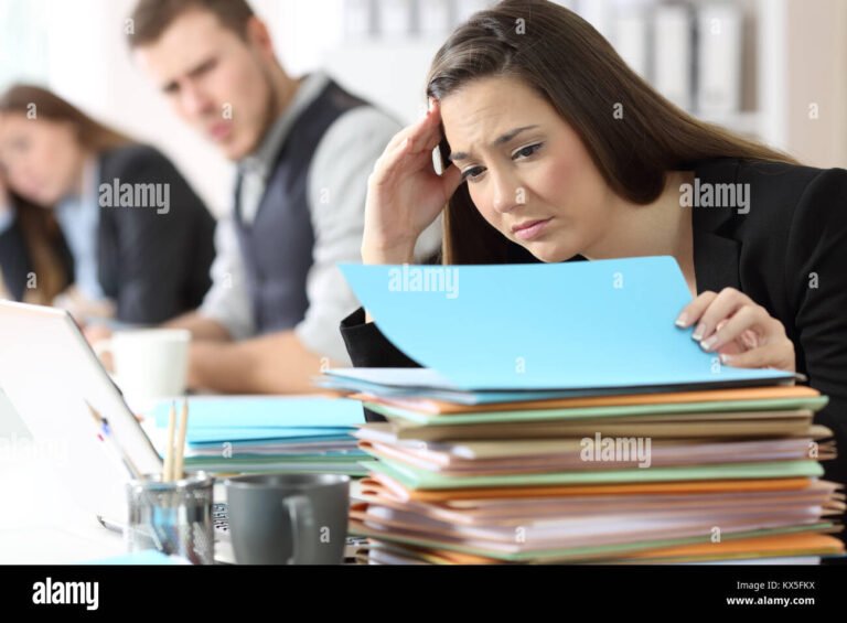 pessoa preocupada olhando documentos trabalhistas