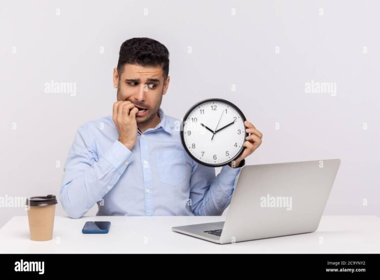 pessoa preocupada olhando para relogio no trabalho