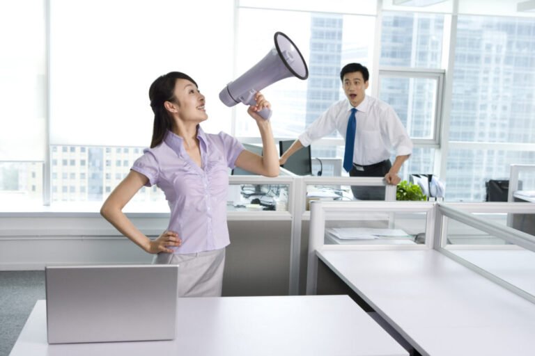 pessoa recebendo advertencia formal no trabalho