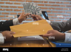 pessoa recebendo envelope com dinheiro no trabalho