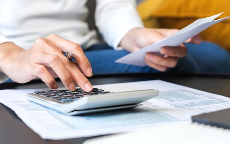 pessoa recebendo salario e calculadora financeira