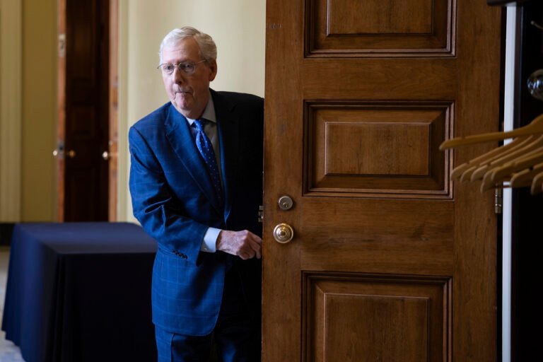pessoa refletindo em frente a porta de tribunal