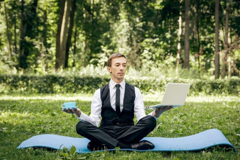 pessoa relaxando com laptop no parque