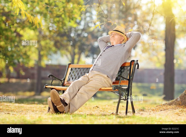 pessoa relaxando em parque no sabado ensolarado
