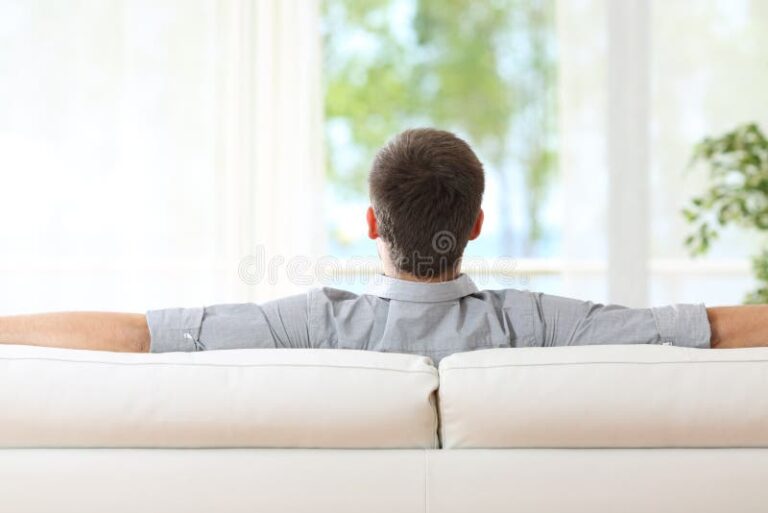 pessoa relaxando em sofa com vista de janela
