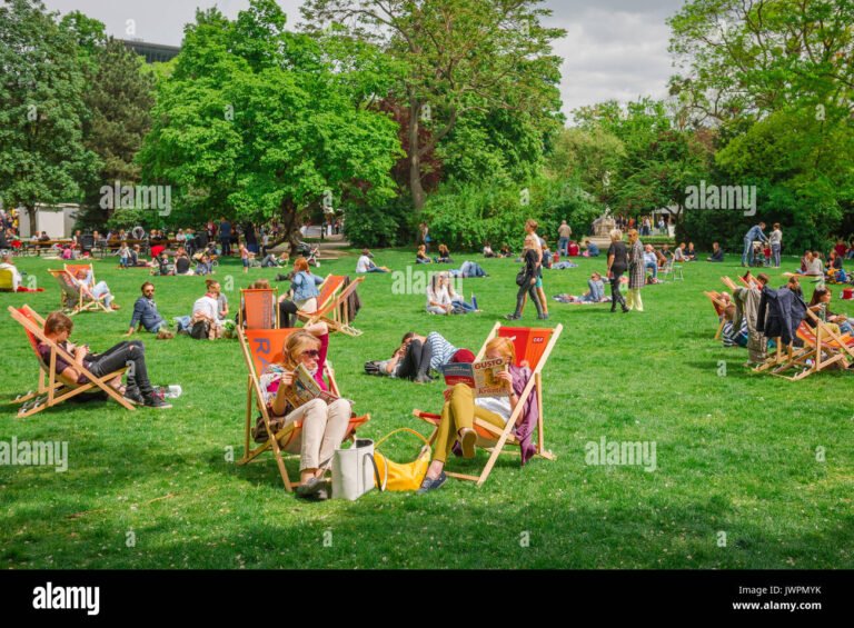 pessoa relaxando no parque no domingo