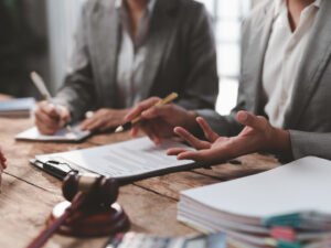 pessoa segurando atestado medico falso sendo repreendida