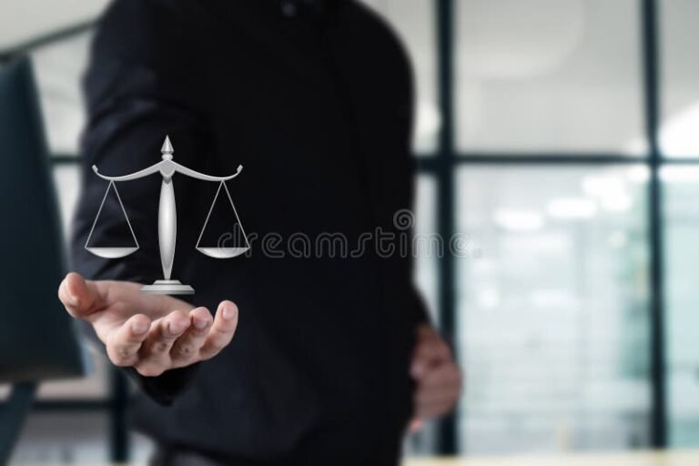 Por Quais Motivos Posso Processar a Empresa Onde Trabalho 2 pessoa segurando balanca da justica no escritorio 1