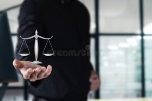 pessoa segurando balanca da justica no escritorio