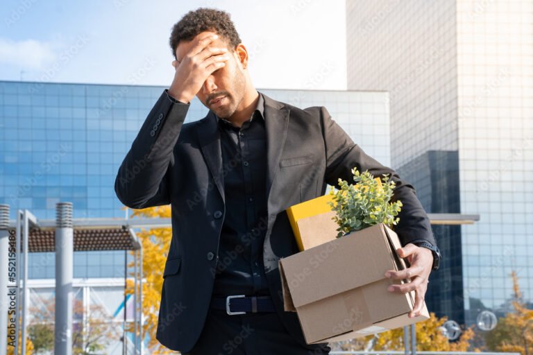 O Que Fazer Se Fui Mandado Embora da Empresa Guia Completo para Ação 2 pessoa segurando caixa de escritorio triste