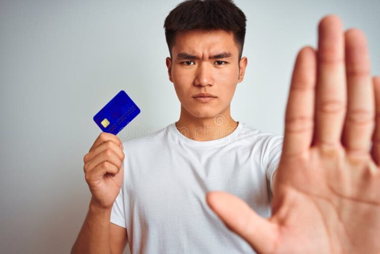 pessoa segurando cartao bancario com contas abertas
