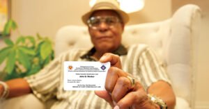 pessoa segurando cartao de auxilio doenca