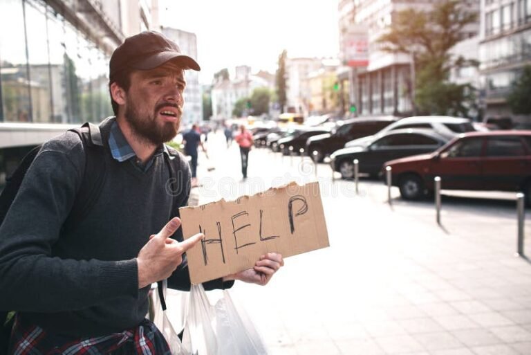 Posso Cancelar o Vale-Transporte e Solicitar Novamente Depois 26 pessoa segurando cartao transporte com duvida