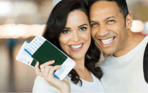 pessoa segurando carteira de trabalho aberta 3