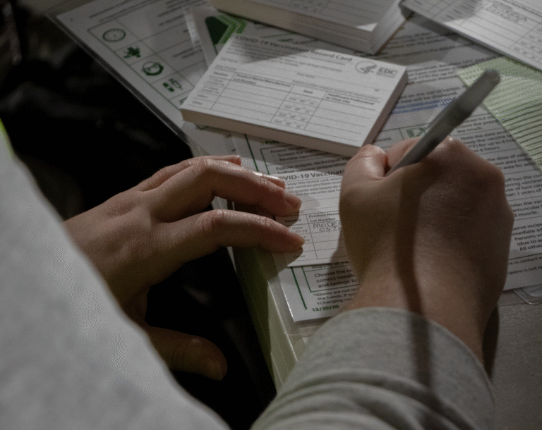 pessoa segurando carteira de trabalho e atestado medico