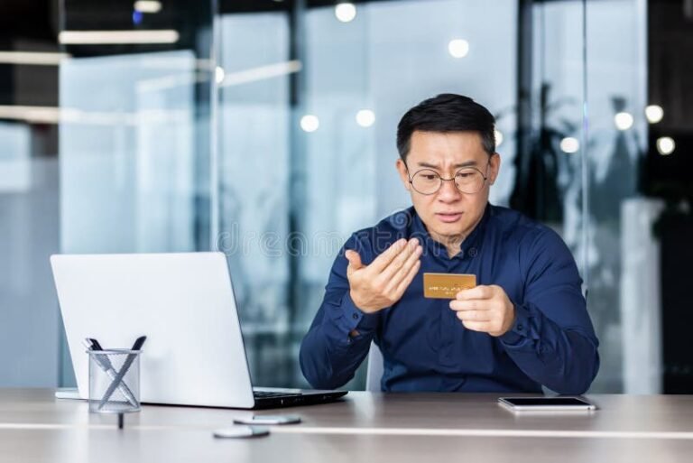 Por Que Fui Demitido No Dia Da Minha Folga Entenda Seus Direitos 2 pessoa segurando carteira de trabalho triste