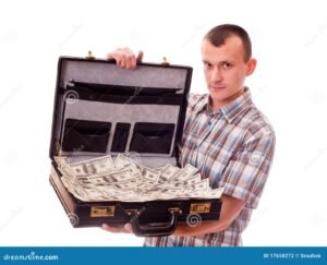 pessoa segurando contracheque e malas