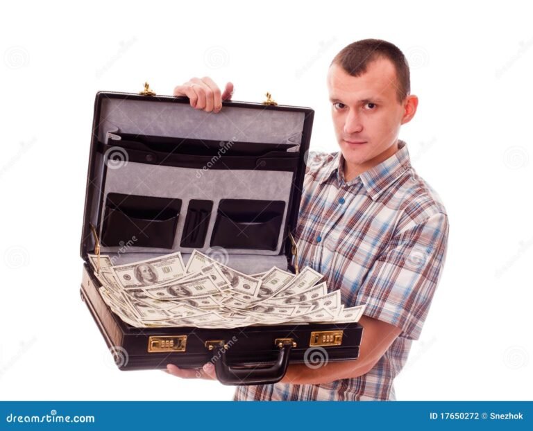 pessoa segurando contracheque e malas