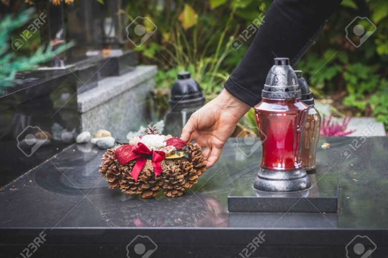 Quem Tem Direito À Licença Nojo e Como Funciona Esse Benefício 2 pessoa segurando flores em memoria triste