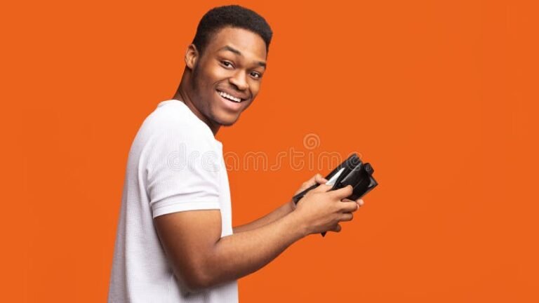 Como Entrar Na Carteira Digital: Passo a Passo Fácil Para Iniciantes 4 pessoa sorridente usando smartphone com carteira digital aberta