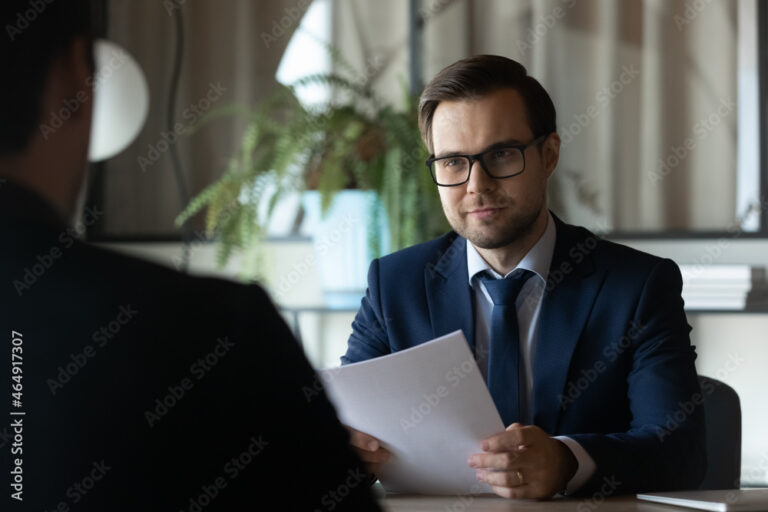 pessoa sorrindo em entrevista profissional formal