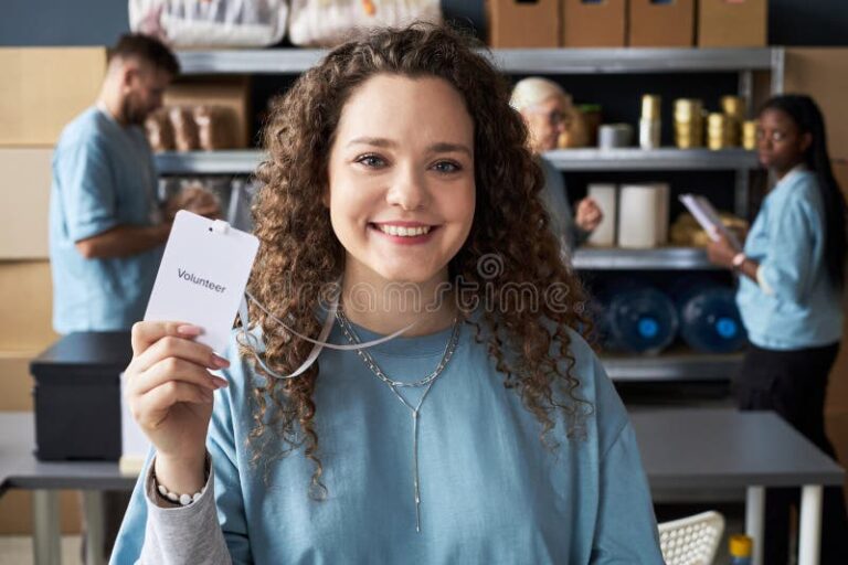 Como Tirar Minha Carteira de Trabalho Pela Primeira Vez 25 pessoa sorrindo segurando carteira de trabalho