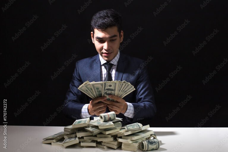 pessoa sorrindo segurando dinheiro em maos