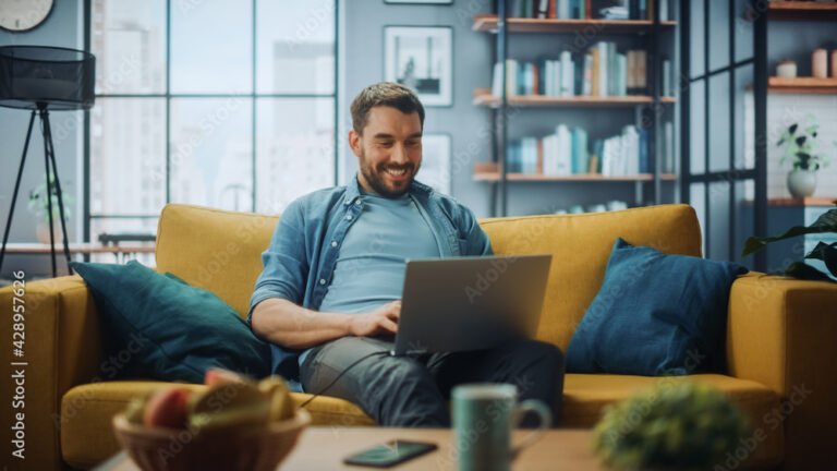 pessoa trabalhando com laptop em casa confortavel