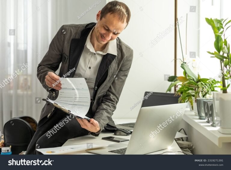 pessoa trabalhando concentrada com documentos ao lado