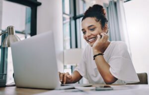 pessoa trabalhando em home office com laptop