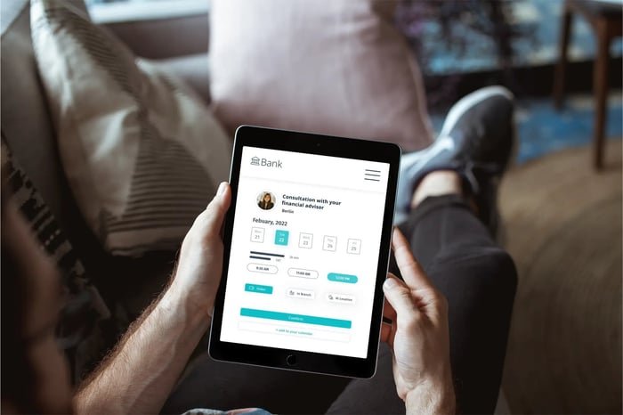 pessoa usando celular para consulta bancaria