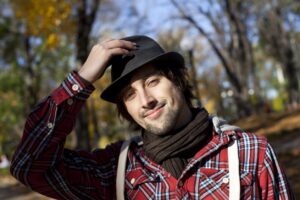 pessoa usando chapeu largo sob sol brilhante